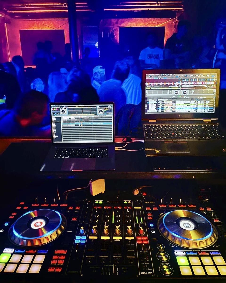 Club-Nacht mit zwei Laptops am DJ-Pult