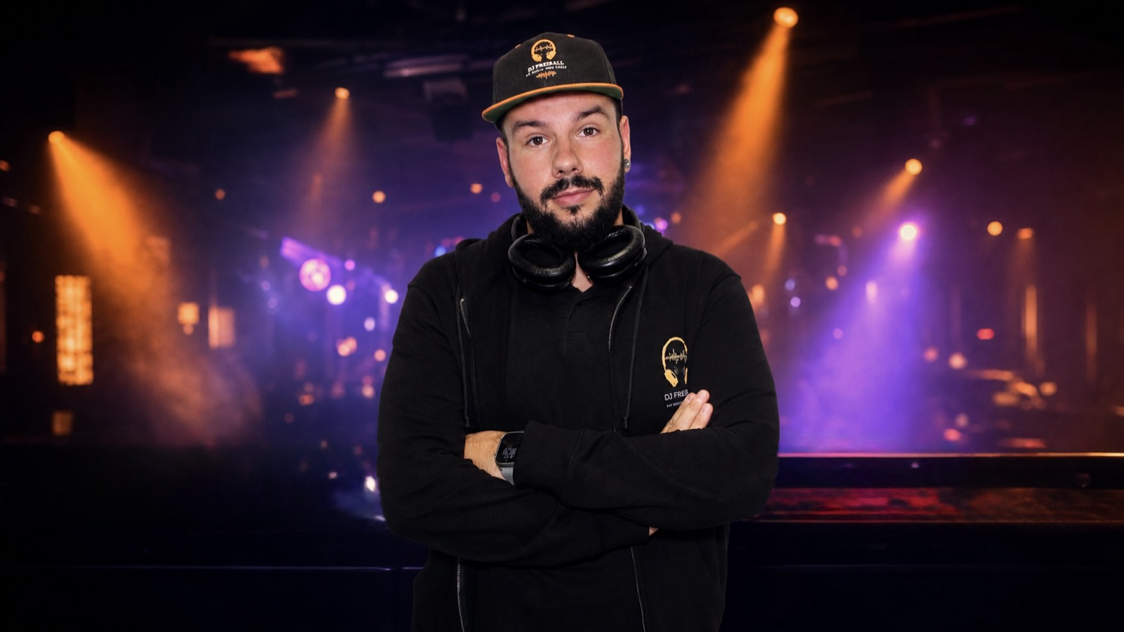 DJ FreeFall aus Menden mit Kopfhörern im Club