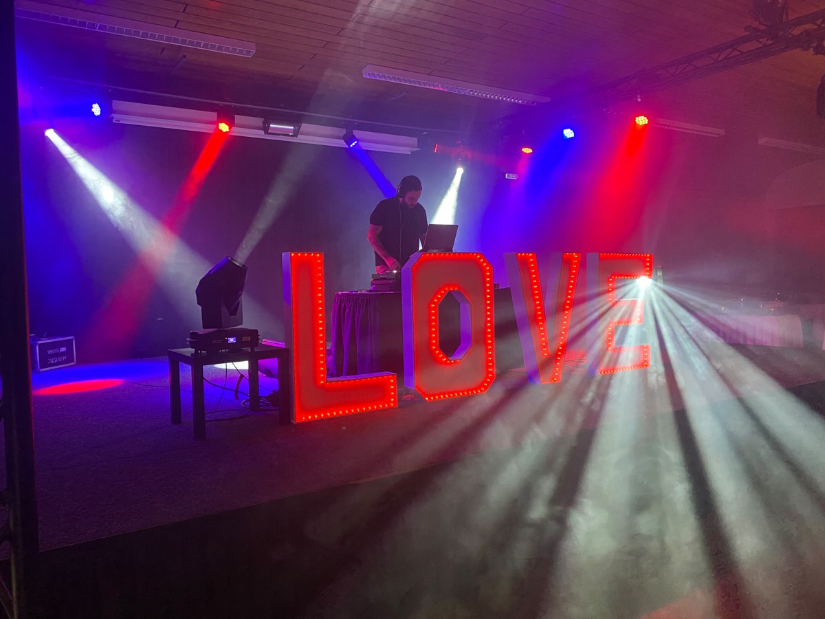 DJ FreeFall auf der Hochzeitsbühne mit Lichtshow und LOVE-Buchstaben
